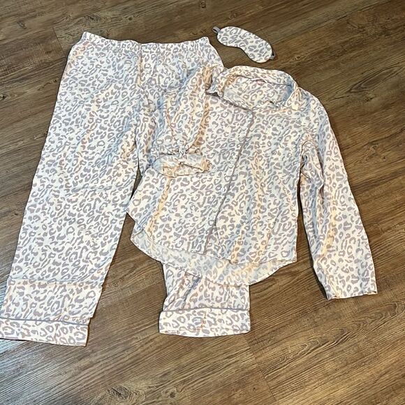 Victorias Secret size large leopard print pajamas with eye cover. - Picture 5 of 7